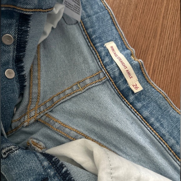 Levi’s Women’s Ribcage Straight Ankle Jeans Size 26 - Picture 4 of 6